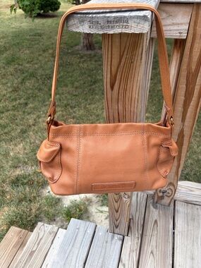 Women’s Tan Leather Shoulder Bag - Classic Everyday Style